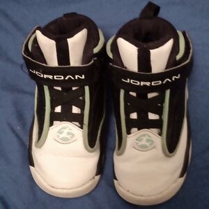 NIKE JORDANS BOYS SIZE 8. BLACK, WHITE, TEAL COLOR